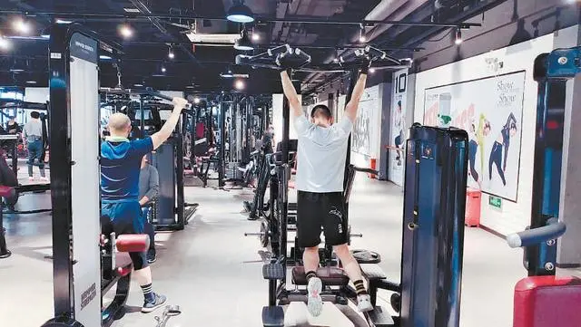 花钱请私教却弄伤了腰，健身房“撸铁”成时
